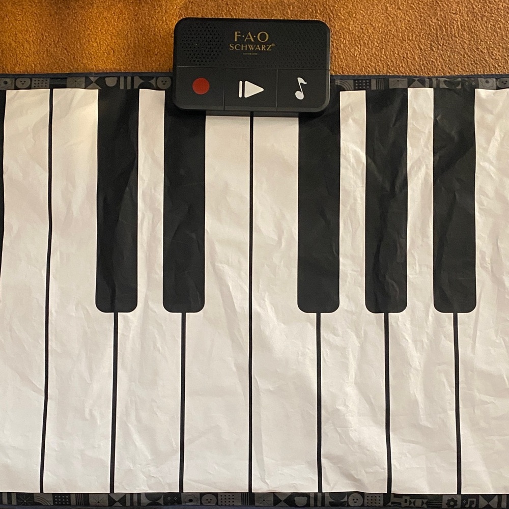 FAO Schwarz Black and White Musical Piano Mat